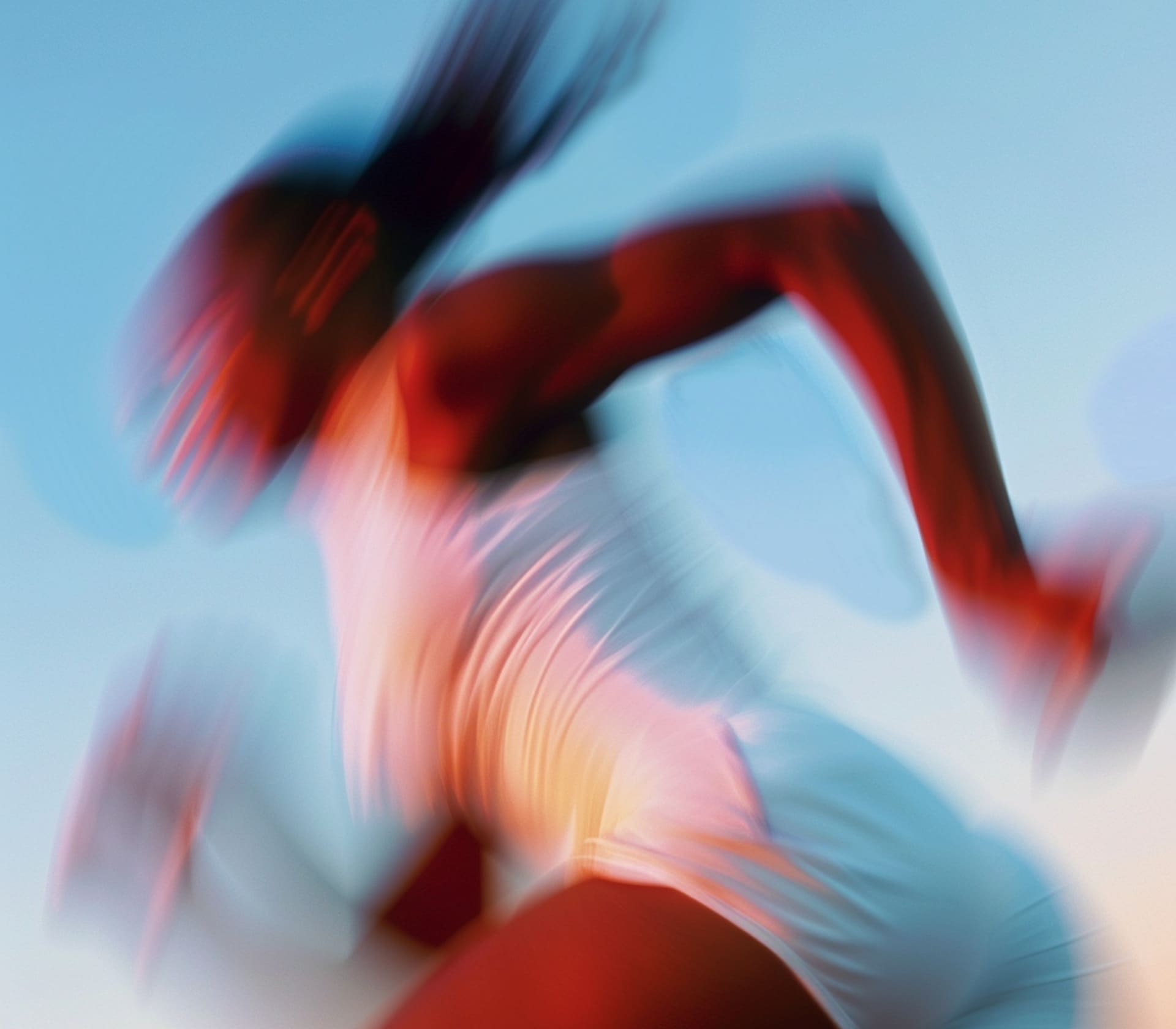 Silhouette d’une femme en mouvement pendant une séance de sport, illustrant l’énergie apportée par la créatine