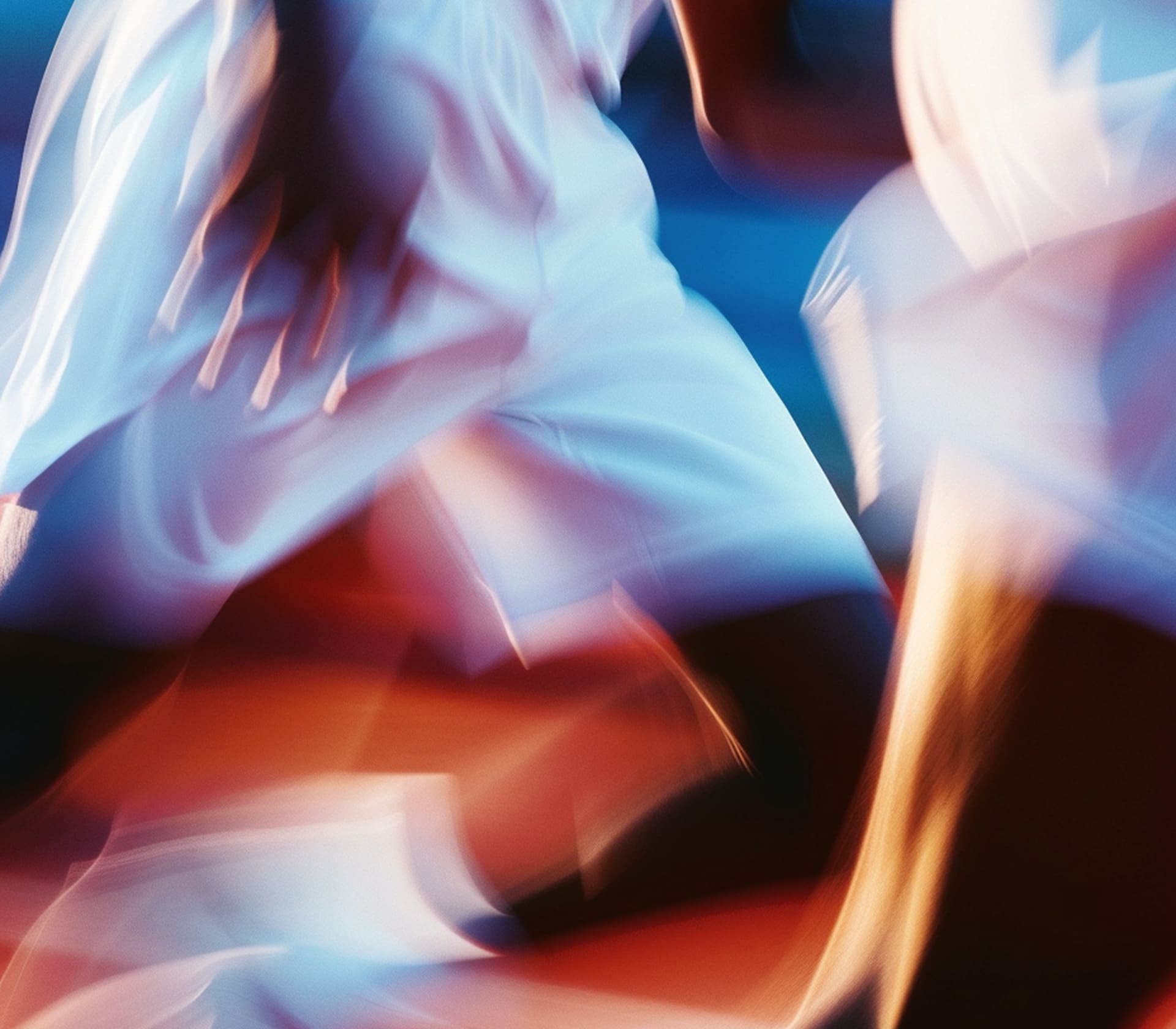 Sportif en plein mouvement illustrant les effets de la créatine sur l’endurance, l’énergie et la récupération