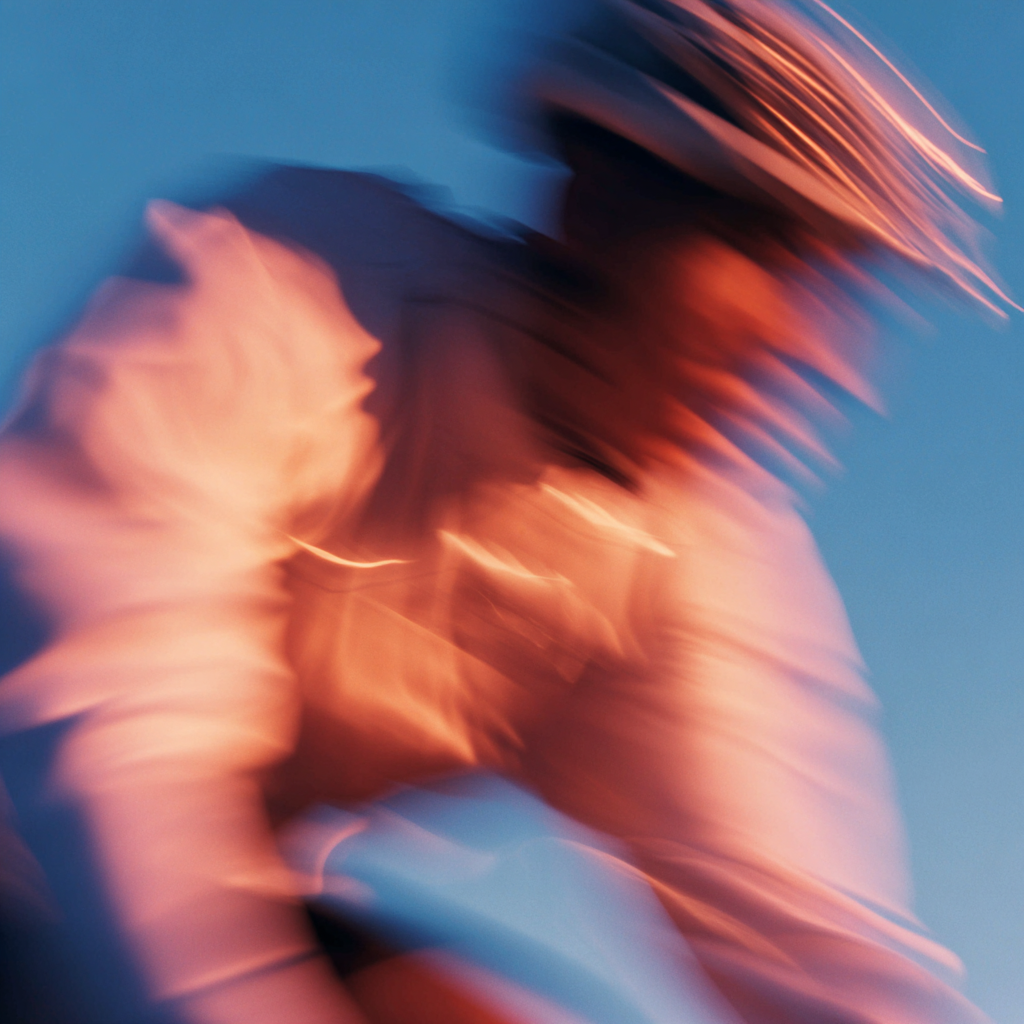 Silhouette dynamique illustrant la production d’énergie rapide permise par la créatine selon la science