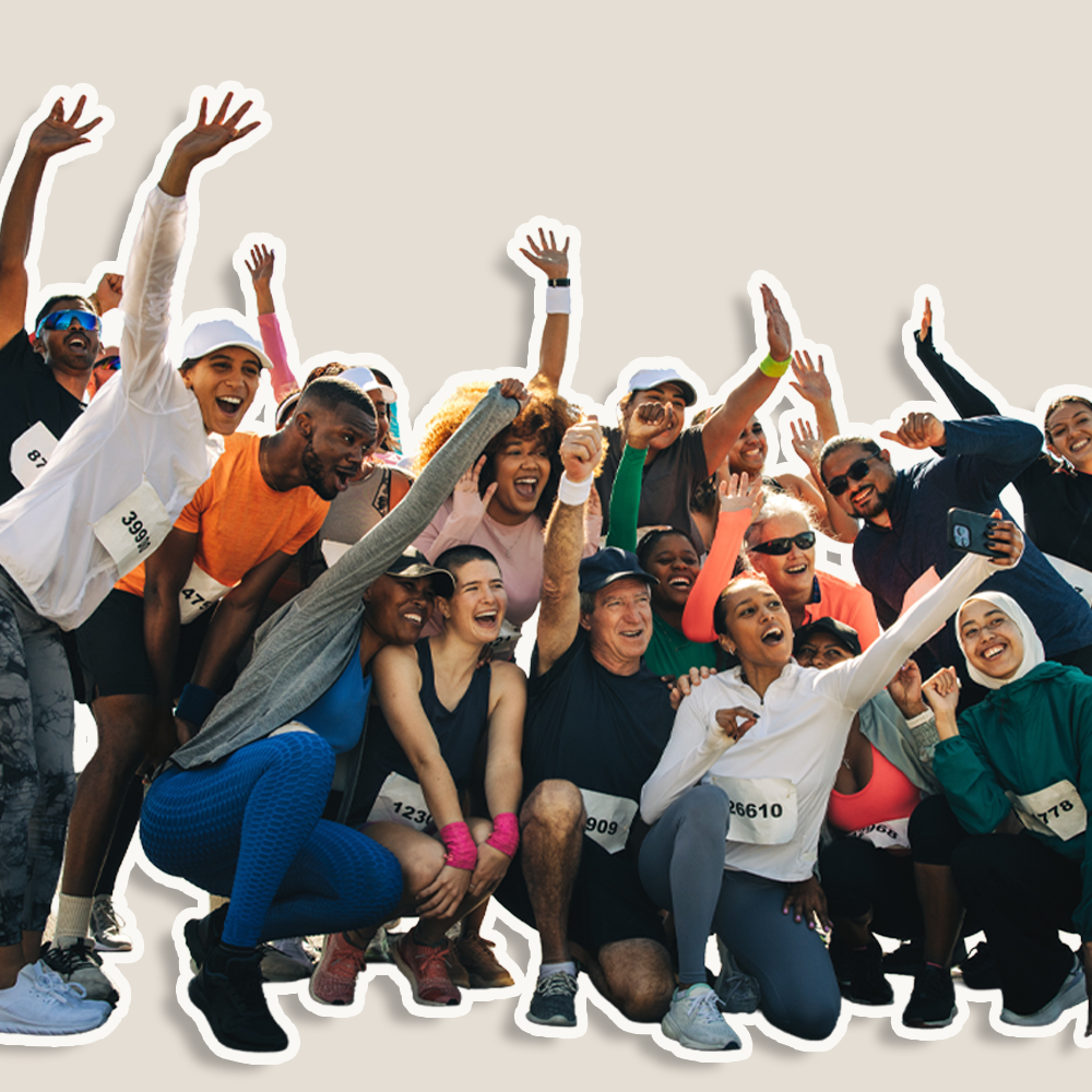 Groupe de sportifs célébrant leurs progrès, illustrant les effets de la créatine Myoka sur les performances