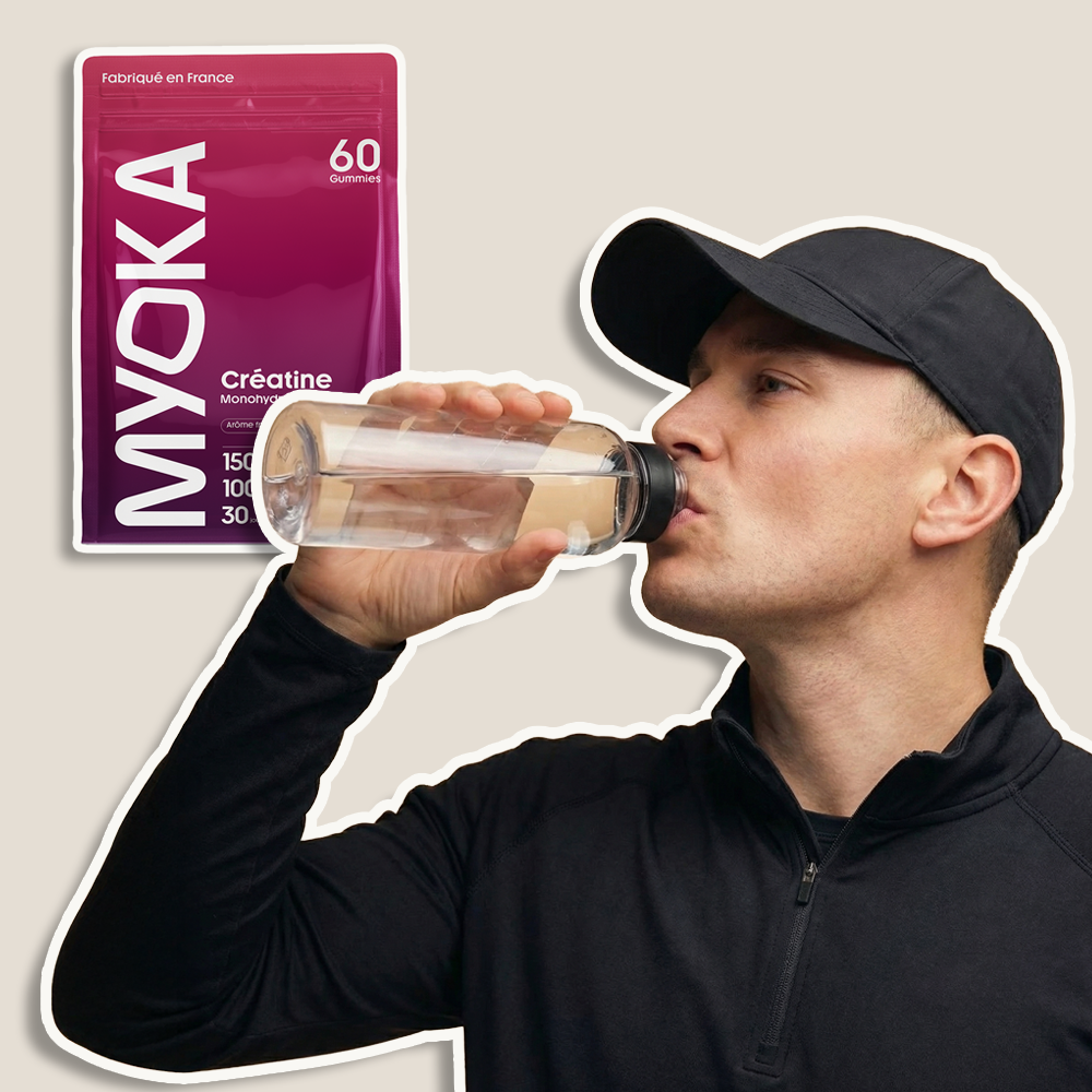 Homme s’hydratant après avoir pris des gummies créatine Myoka, complément pour performance et récupération