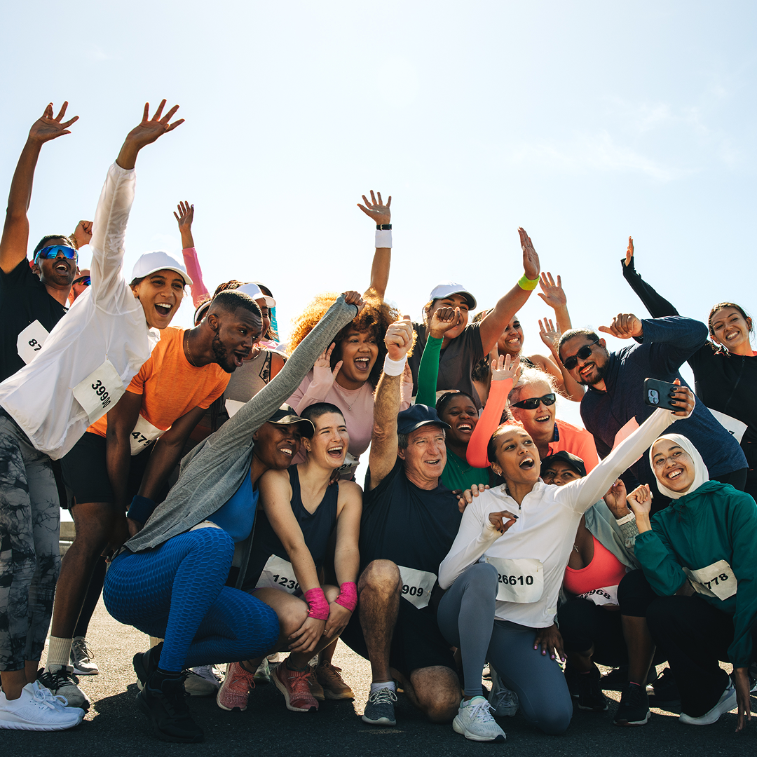 Groupe de sportifs montrant leur motivation après un test d’usage de créatine, illustrant les premiers effets ressentis