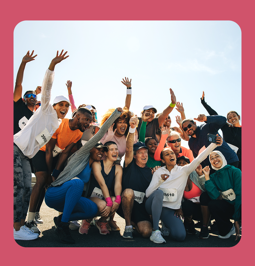 Groupe de sportifs montrant leur motivation après un test d’usage de créatine, illustrant les premiers effets ressentis